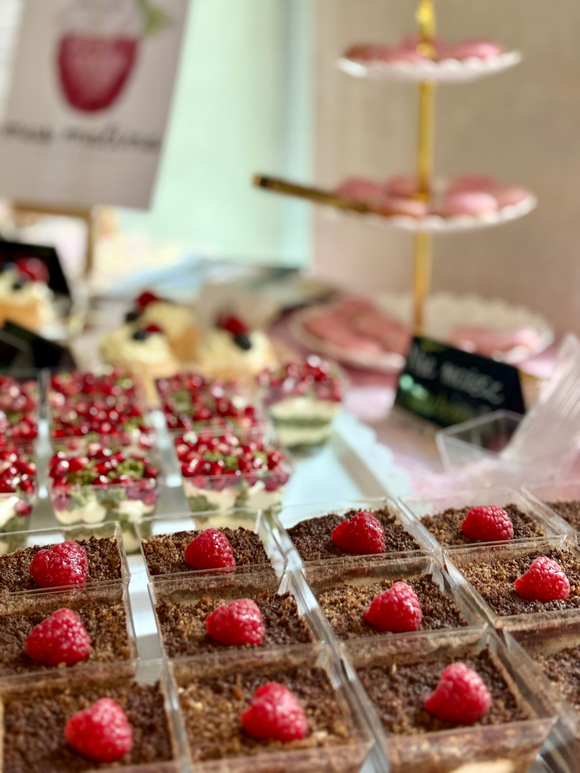 Słodki stół bez cukru na weselu — eleganckie mini deserki z malinami na etażerkach z szyldkiem Mus Malina
