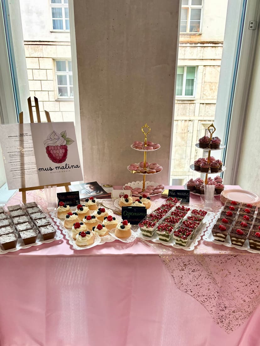 Słodki stół bez cukru na wesele — piętrowe stojaki z mini deserami, babeczkami z owocami i tabliczką Mus Malina
