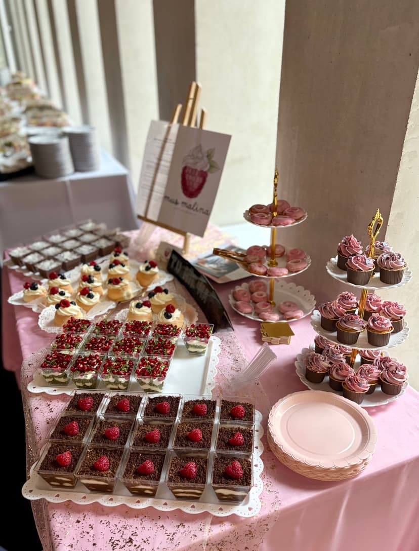 Weselny sweet table bez cukru — babeczki z kremem i mini desery na piętrowych paterach