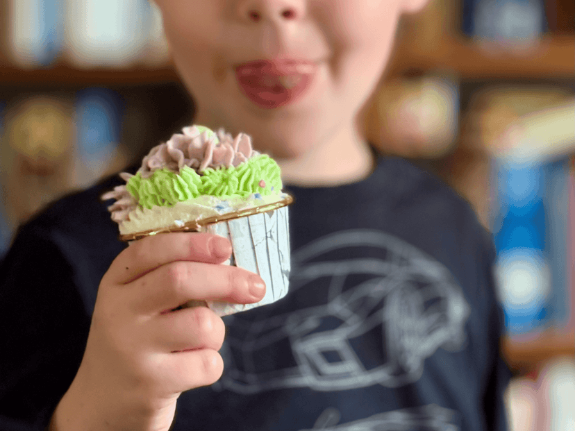Kolorowe zdrowe przekąski dla dzieci bez cukru — miseczki z owocami, orzechami i jogurtem