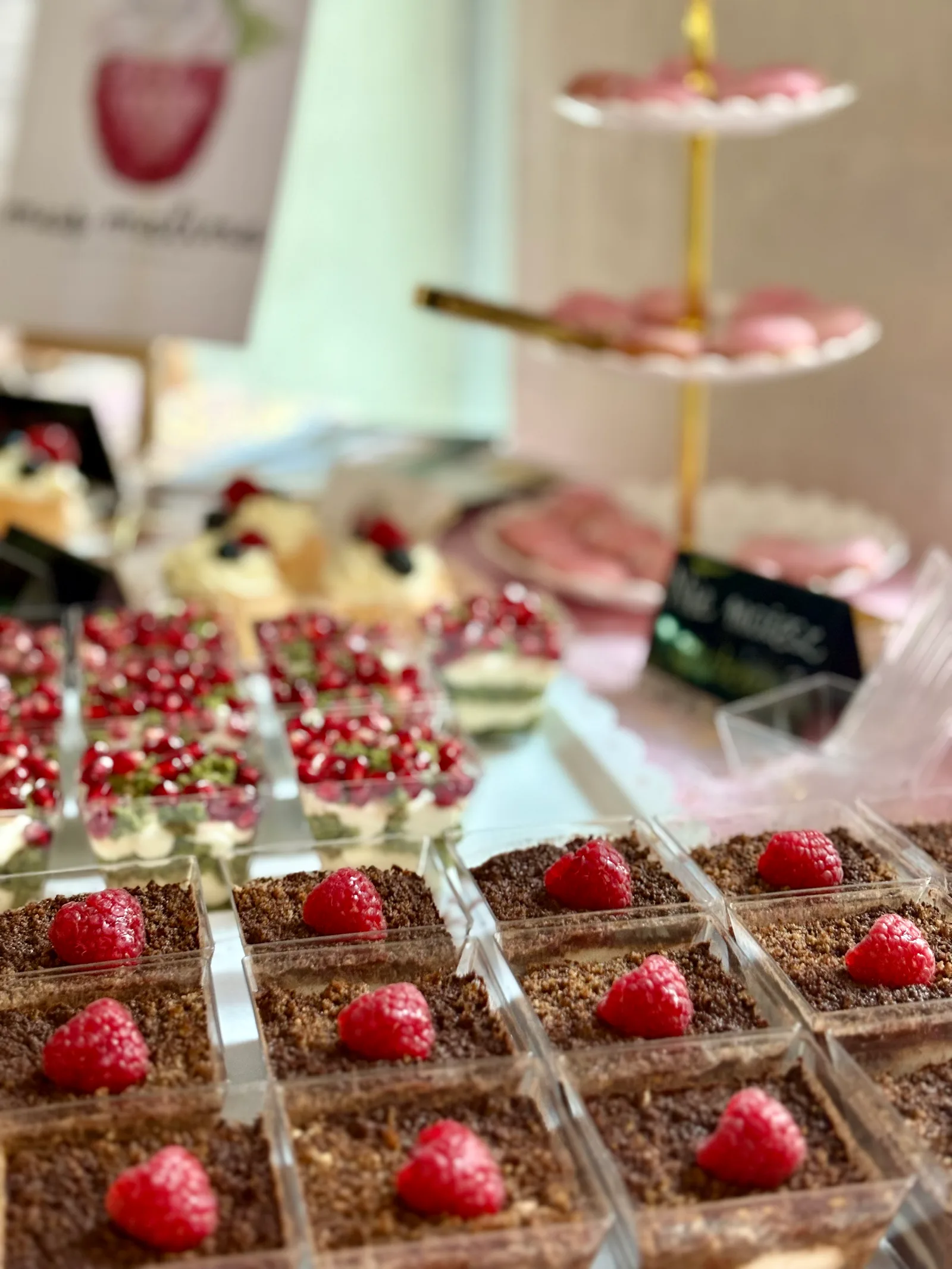 Słodki stół bez cukru na weselu - eleganckie mini deserki z malinami na etażerkach z szyldkiem Mus Malina
