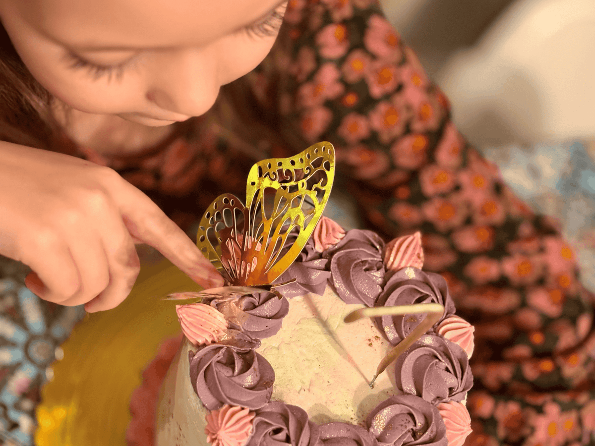 Pyszny, pięknie zdobiony tort urodzinowy bez cukru