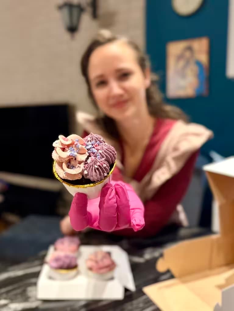 Paulina Miko\u0142ajczewska, za\u0142o\u017Cycielka Mus Malina, prezentuje r\u0119cznie zdobion\u0105 babeczk\u0119 niskowęglowodanow\u0105 bez cukru